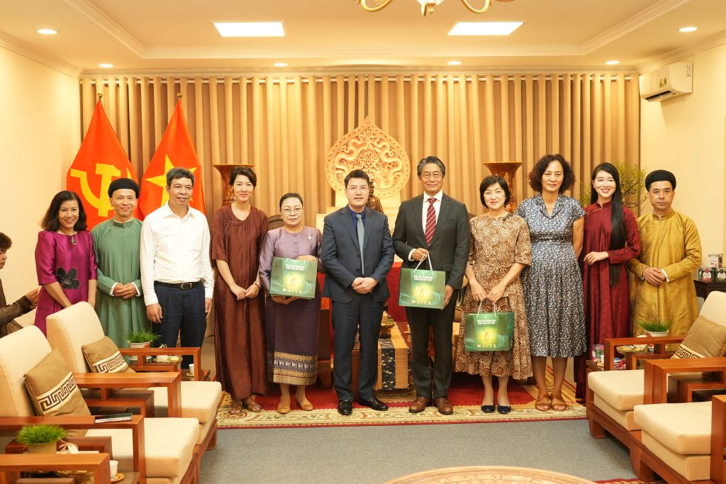 Ông Trần Mạnh Hảo – Chủ tịch IMEXCO trao tặng trà MAITE tới các khách mời tại hoạt động giao lưu văn hóa Trà Việt.