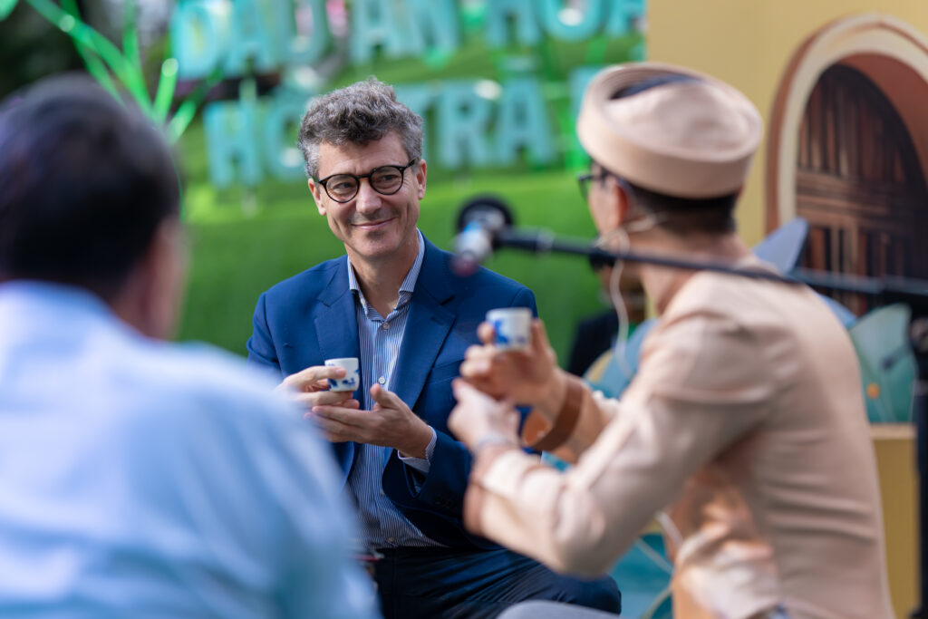 Guests joining the tea art performance on July 4, 2025