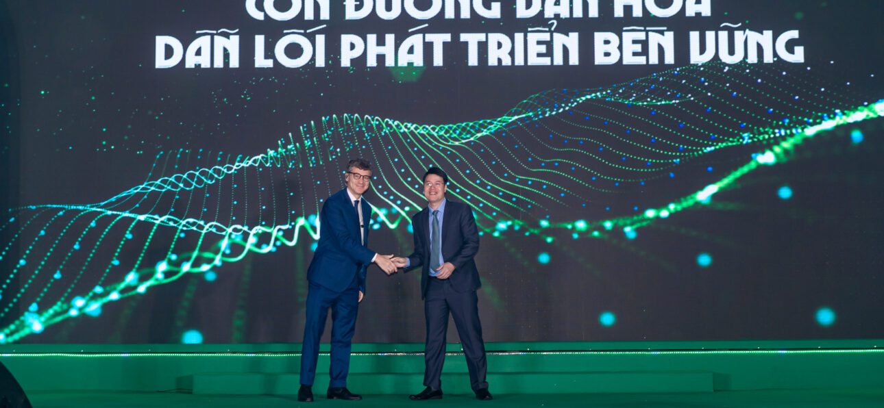 UNESCO and IMEXCO Vietnam representatives shook hands as a symbol of their partnership commitment.