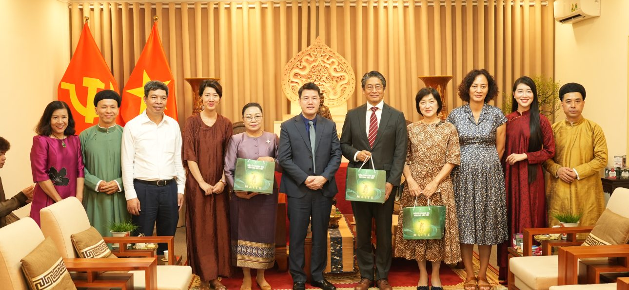 Ông Trần Mạnh Hảo – Chủ tịch IMEXCO trao tặng trà MAITE tới các khách mời tại hoạt động giao lưu văn hóa Trà Việt.